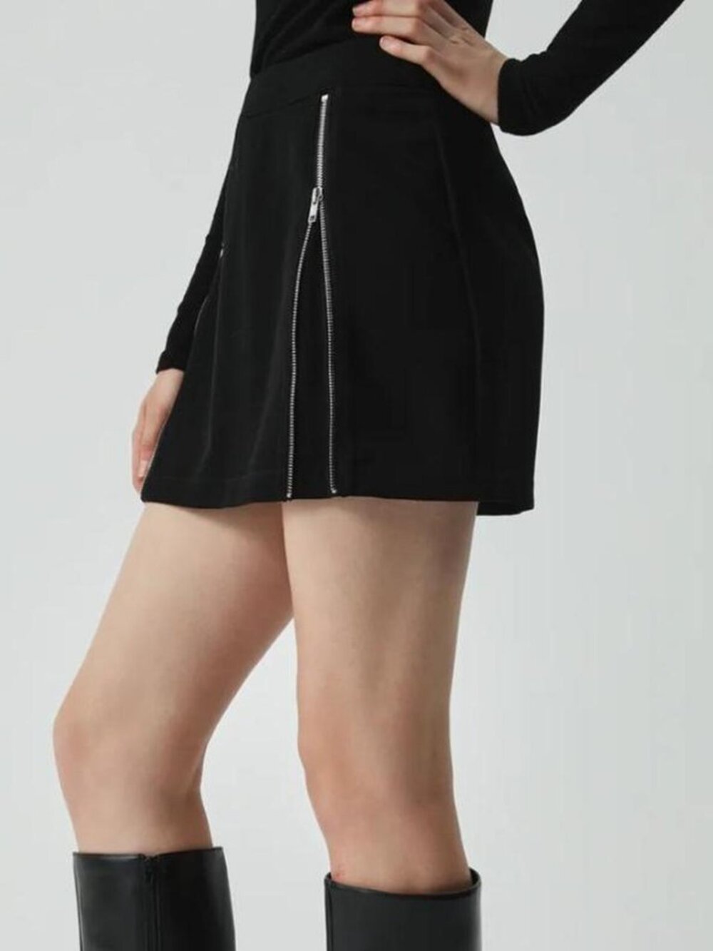 Asos black 🖤 mini skirt with a zipper on the side size XS